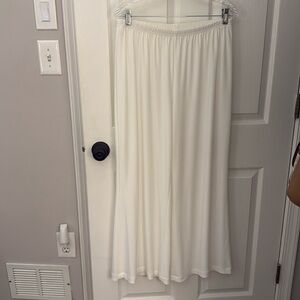 Silky white pants. Beautiful!